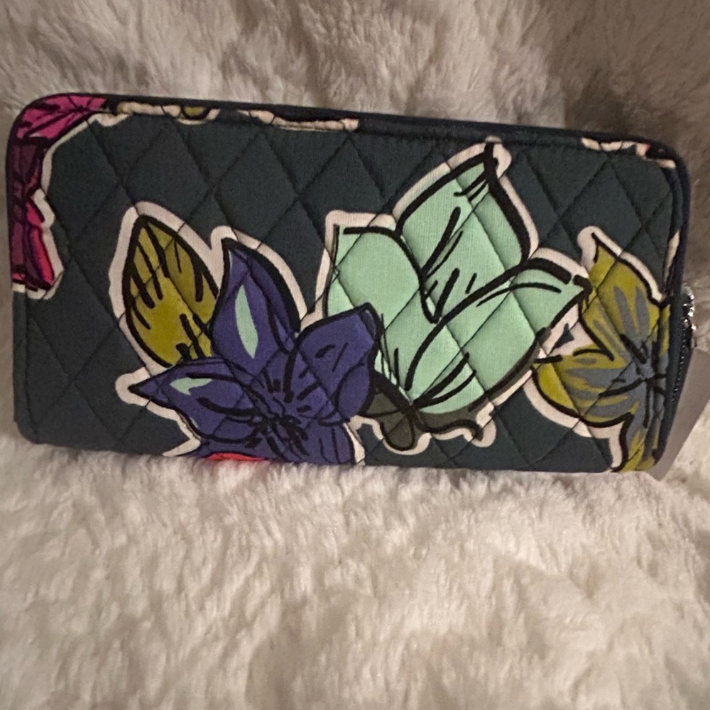 🎉HP🎉Vera Bradley RFID Georgia Wallet in Falling Flowers Pattern - Picture 3 of 6